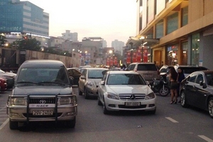 Hà Nội: Bảo vệ chung cư Mipec chặn xe máy cư dân gây ùn tắc