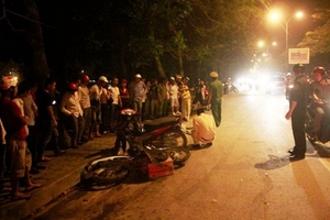 Hà Nội: Ôtô “điên” đâm liên tiếp 4 xe máy, nhiều người nhập viện