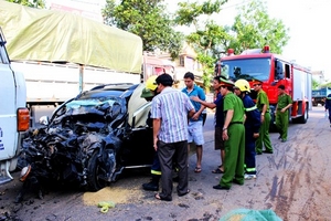 Quảng Trị: 2 ôtô đấu đầu, 4 người chết, một người bị thương nặng