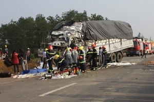 Đi mua bánh sinh nhật, 3 mẹ con bị xe tải đâm tử vong