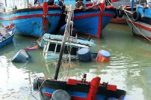 Tàu cá của ngư dân Việt Nam bị tàu lạ đâm vỡ làm đôi