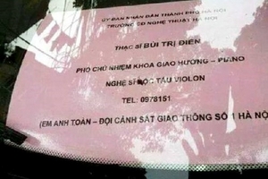 Xác minh biển “khoe” quan hệ với cảnh sát giao thông Hà Nội