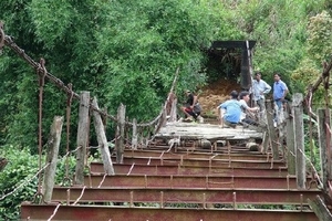 Cầu treo - Hiểm họa khôn lường mùa mưa lũ tại Lào Cai