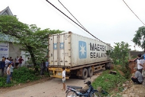 Lái xe mất thăng bằng, hai cô gái bị xe container cán chết