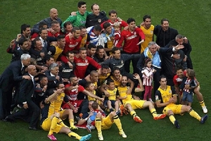 Atletico phế truất Barcelona, Arsenal chấm dứt 9 năm tay trắng