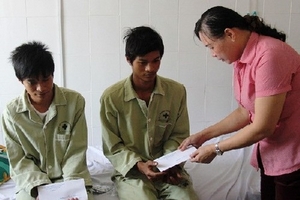 Hỗ trợ hai ngư dân bị đánh trọng thương ở Hoàng Sa