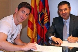 Chủ tịch Barcelona phải đến tận nhà Messi để ký hợp đồng!