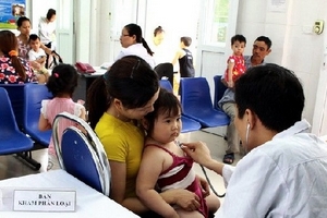 Dịch sởi ở Hà Nội: "Giảm nhiệt" nhưng không thể chủ quan