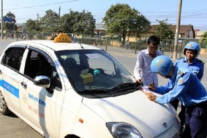 "Săn lùng" lái xe taxi dù “chặt chém” giá cước hành khách