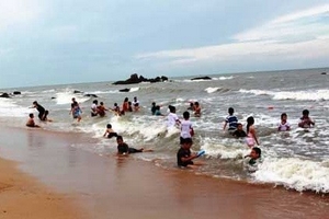 Cách thoát khỏi “dòng chảy tử thần” khi đi tắm biển