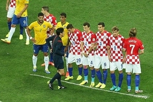 Trọng tài áp dụng công nghệ “kỳ lạ” của FIFA ngay ở trận mở màn