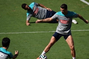 Huấn luyện viên Bồ Đào Nha phẫn nộ vì phải thi đấu giữa trưa