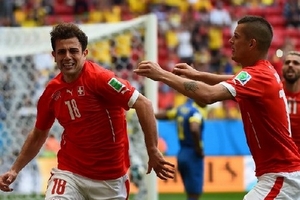 Thụy Sĩ ngược dòng trước Ecuador nhờ "bộ não" của người Đức