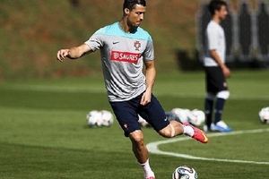 Cristiano Ronaldo sẵn sàng “xé nát” mành lưới tuyển Đức