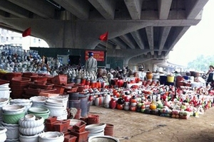 Muôn kiểu kiếm cơm dưới gầm cầu Hà Nội