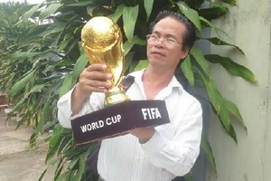 Những chiếc Cúp vàng FIFA “Made in Việt Nam” giá rẻ