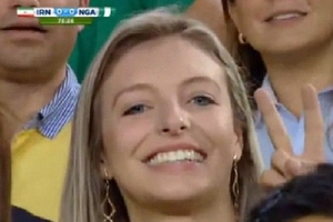 Trận Iran-Nigeria quá tẻ nhạt, quay phim soi khán đài tìm "gái đẹp"