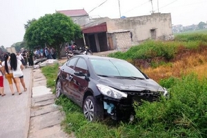 Nam Định: Ô tô mất lái, lấn tuyến gây tai nạn