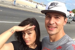 Hãy chú ý, "hoa hậu cởi" Larissa Riquelme đã đến Brazil