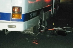 TT- Huế: Lao vào gầm ôtô một phụ nữ thoát chết