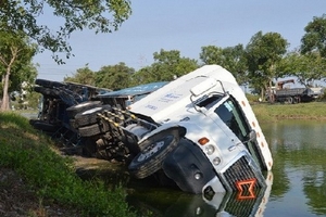 Container lao xuống mương gây ách tắc giao thông nghiêm trọng