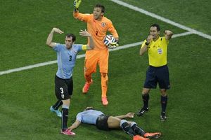 Cầu thủ Uruguay nằm bất tỉnh sau pha va chạm kinh hoàng