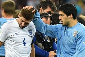 Gerrard nhận lỗi vì "chuyền bóng" để Luis Suarez ghi bàn