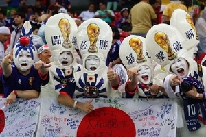 Cổ động viên Nhật Bản lại khiến cả thế giới cảm phục