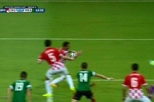 Cầu thủ chạy nhanh nhất World Cup thô thiển chơi bóng bằng tay