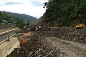 Khốn đốn vì sạt lở đường vào các bản tái định cư ở Sơn La