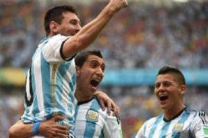 Messi lập cú đúp, Argentina và Nigeria cùng nhau vào vòng trong