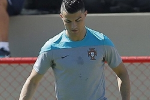 Ronaldo lại trưng kiểu tóc mới trước loạt trận "sinh tử"