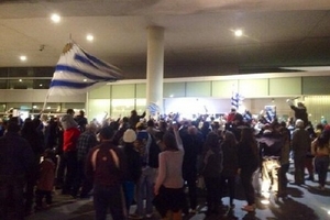 Luis Suarez vẫn được CĐV Uruguay chào đón như người hùng