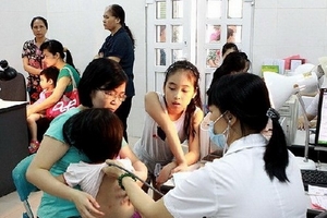 Hà Nội luân phiên y bác sỹ để tăng tải cho bệnh viện huyện