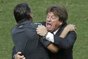 Huấn luyện viên Mexico đòi đuổi trọng tài vì cú ngã của Robben