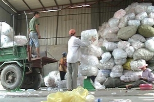 Hưng Yên phát hiện hơn 200kg phế liệu chứa rác thải y tế