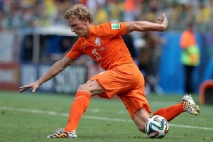 Van Gaal xếp Kuyt đá ba vị trí để lội ngược dòng trước Mexico