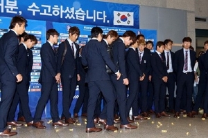 Cầu thủ Hàn Quốc hứng chịu cơn mưa kẹo cứng từ cổ động viên