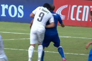 Nghi vấn Luis Suarez xin lỗi Chiellini theo yêu cầu của Barcelona?