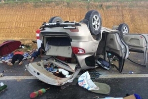 Vĩnh Phúc: Mất lái, xe ô tô lật ngửa giữa đường