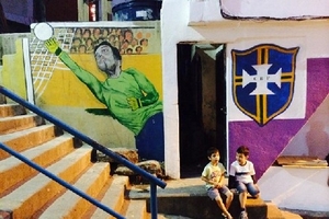 Tỏa sáng giúp Brazil vào tứ kết, Julio Cesar lập tức... lên tường