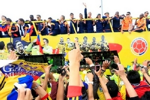 James Rodriguez bị đồng đội lấn át ở lễ mừng công World Cup