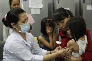 Bộ Y tế yêu cầu tăng thêm giờ tiêm chủng để không xảy ùn tắc