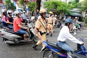 Tuần đầu siết chặt quản lý mũ bảo hiểm: Phải “xử” tận gốc