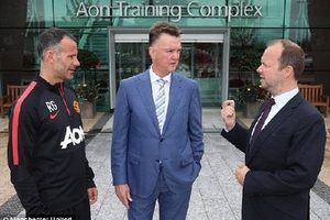Vừa đến Old Trafford, Van Gaal đã gây sốc với "danh sách đen"