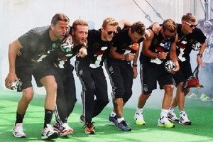 Màn ăn mừng của cầu thủ Đức bị ví là “bọn phátxít ghê tởm”