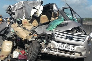 Xe khách đâm xe tải đi cùng chiều, 12 người thương vong