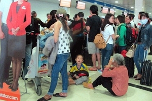 Khổ sở vì ùn tắc làm thủ tục lên máy bay
