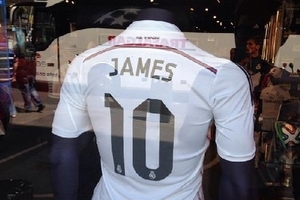 Áo đấu của tiền vệ James Rodriguez được bày bán tại Madrid