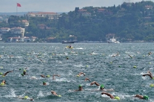 Gần 2.000 vận động viên dự giải bơi xuyên lục địa ở eo biển Bosphorus